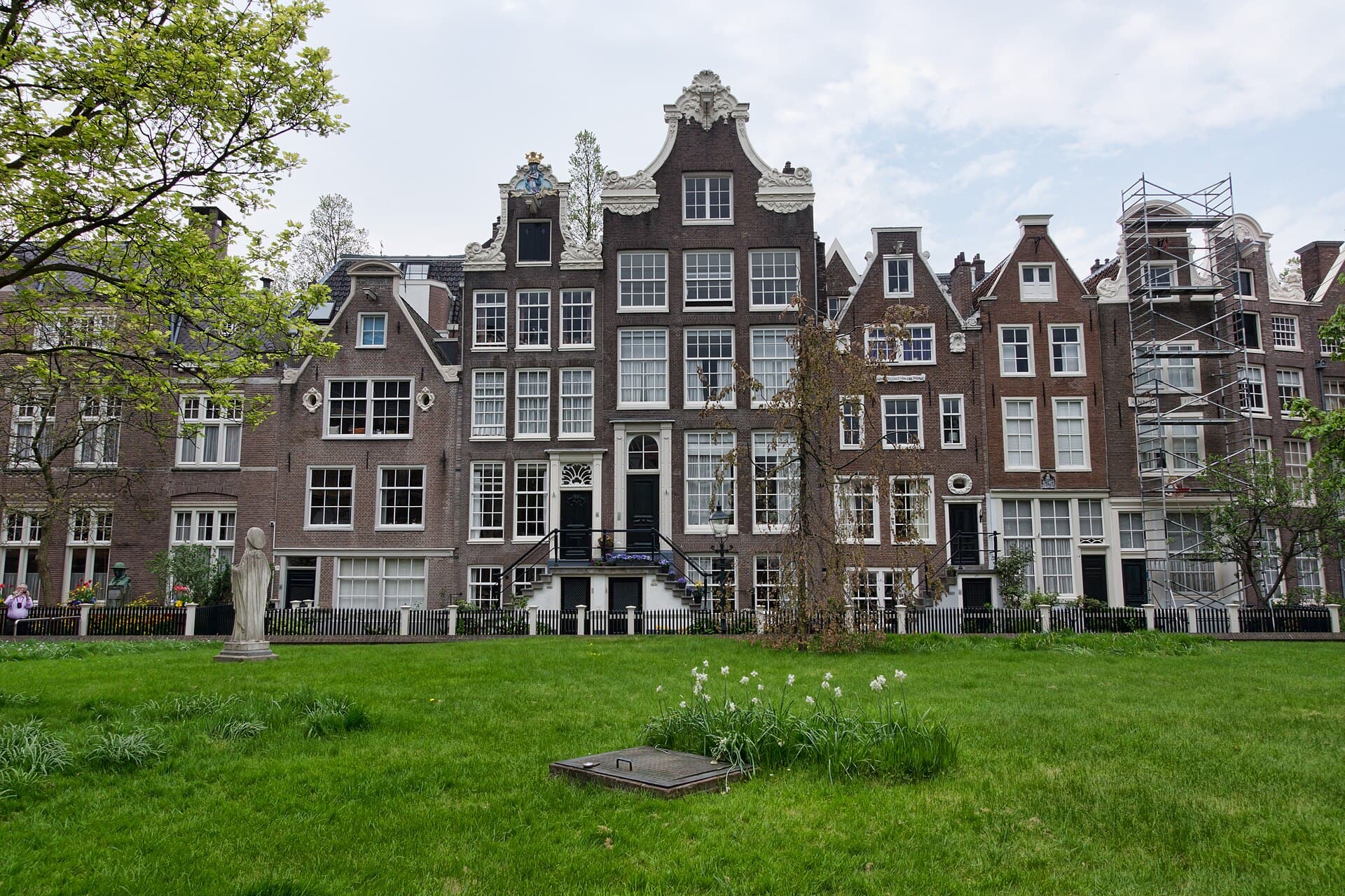 7 Hidden Courtyards (Hofjes) in Amsterdam Most Tourists Walk Right Past